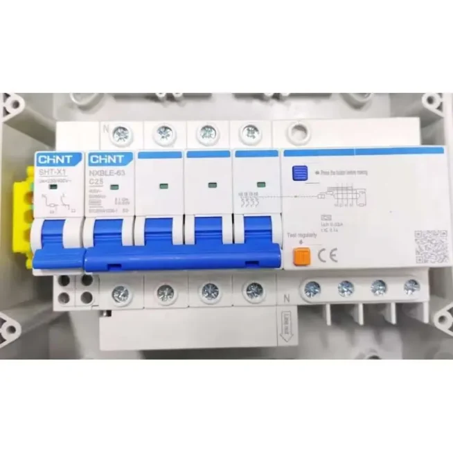 Disjoncteur triphasé intégré